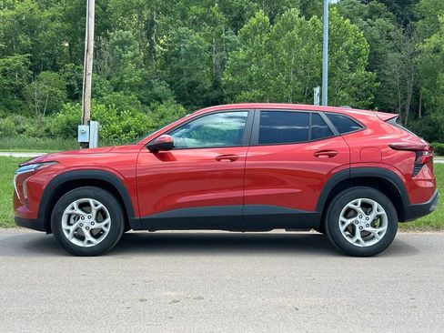 Used 2024 Chevrolet Trax LS w/ LS Convenience Package FWD image 4