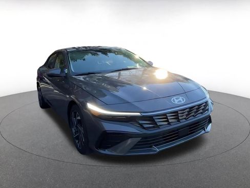 Used 2025 Hyundai Elantra Limited image 3