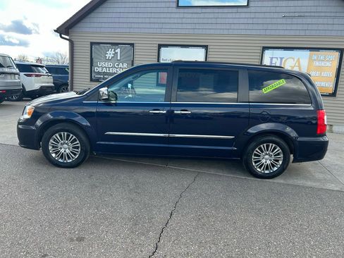 Used 2015 Chrysler Town & Country Touring-L w/ Driver Convenience Group image 8