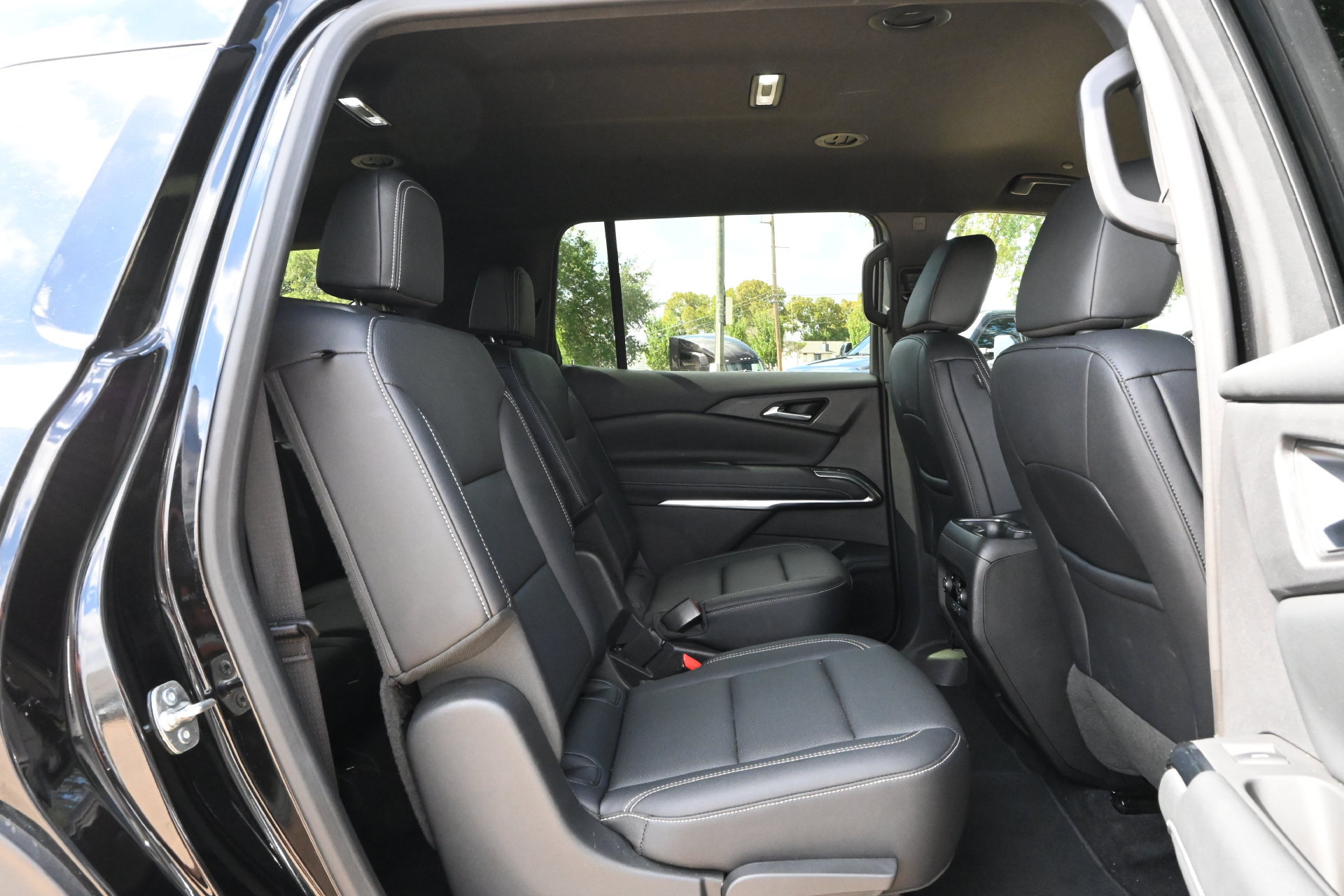 Used 2025 Chevrolet Traverse LT FWD image 23