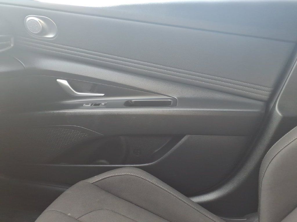 Used 2025 Hyundai Elantra SEL FWD image 25