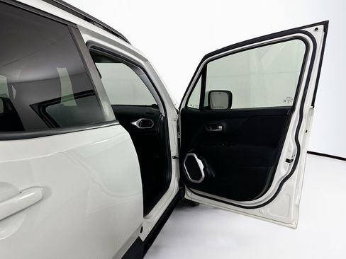 Used 2018 Jeep Renegade Latitude image 29