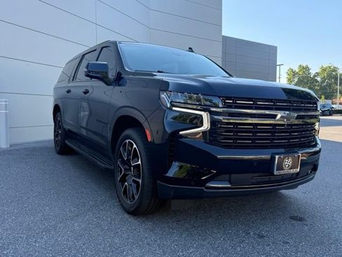 Used 2022 Chevrolet Suburban RST w/ Luxury Package AWD/4WD image 4