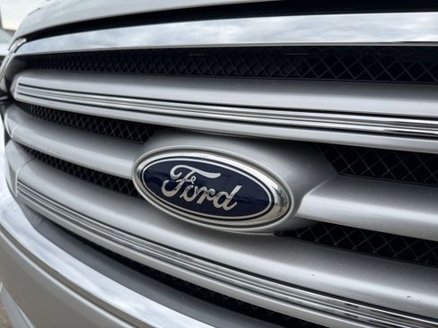Used 2014 Ford Taurus Limited w/ Equipment Group 301A FWD image 16