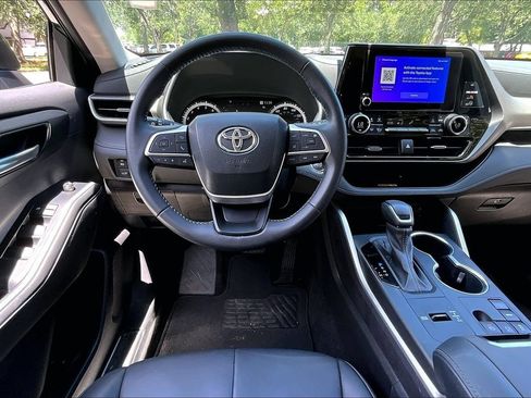 Used 2023 Toyota Highlander XLE FWD image 8