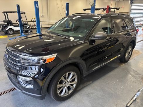 Used 2023 Ford Explorer XLT w/ Equipment Group 202A AWD/4WD image 2