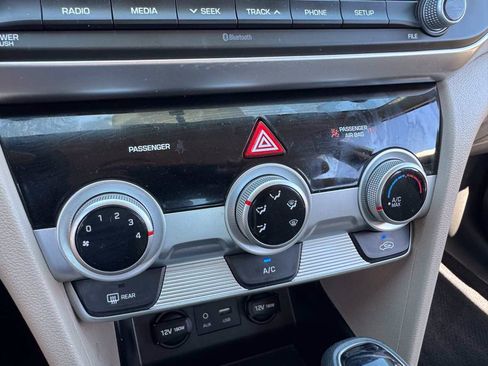 Used 2019 Hyundai Elantra SE FWD image 26