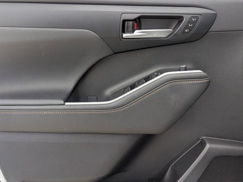 Used 2023 Toyota Highlander Bronze Edition image 13