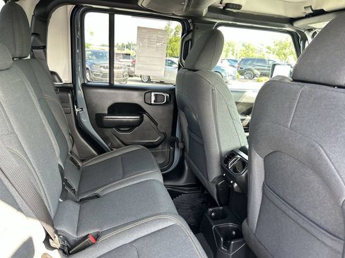 Used 2025 Jeep Gladiator Overland AWD/4WD image 17