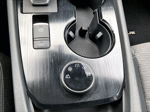 Used 2023 Nissan Rogue SV image 32