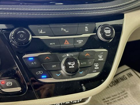 Used 2024 Chrysler Pacifica Limited FWD image 19