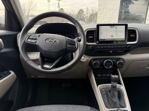 Used 2025 Hyundai Venue Limited image 10