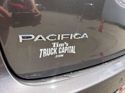 Used 2020 Chrysler Pacifica Touring-L FWD image 9