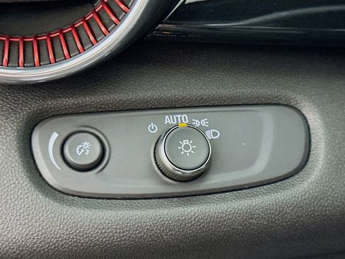 Used 2024 Chevrolet Trax RS w/ Sunroof Package FWD image 21