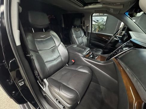 Used 2020 Cadillac Escalade ESV Luxury w/ Escalade Sport Edition AWD/4WD image 24
