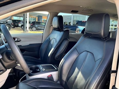 Certified 2024 Chrysler Pacifica Touring-L image 9
