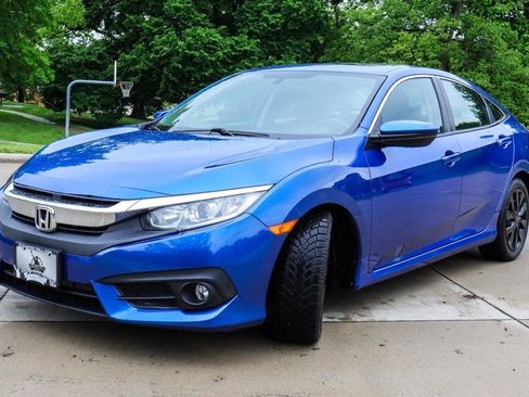 Used 2018 Honda Civic EX-T image 3