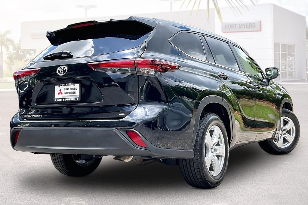 Used 2025 Toyota Highlander LE FWD image 34