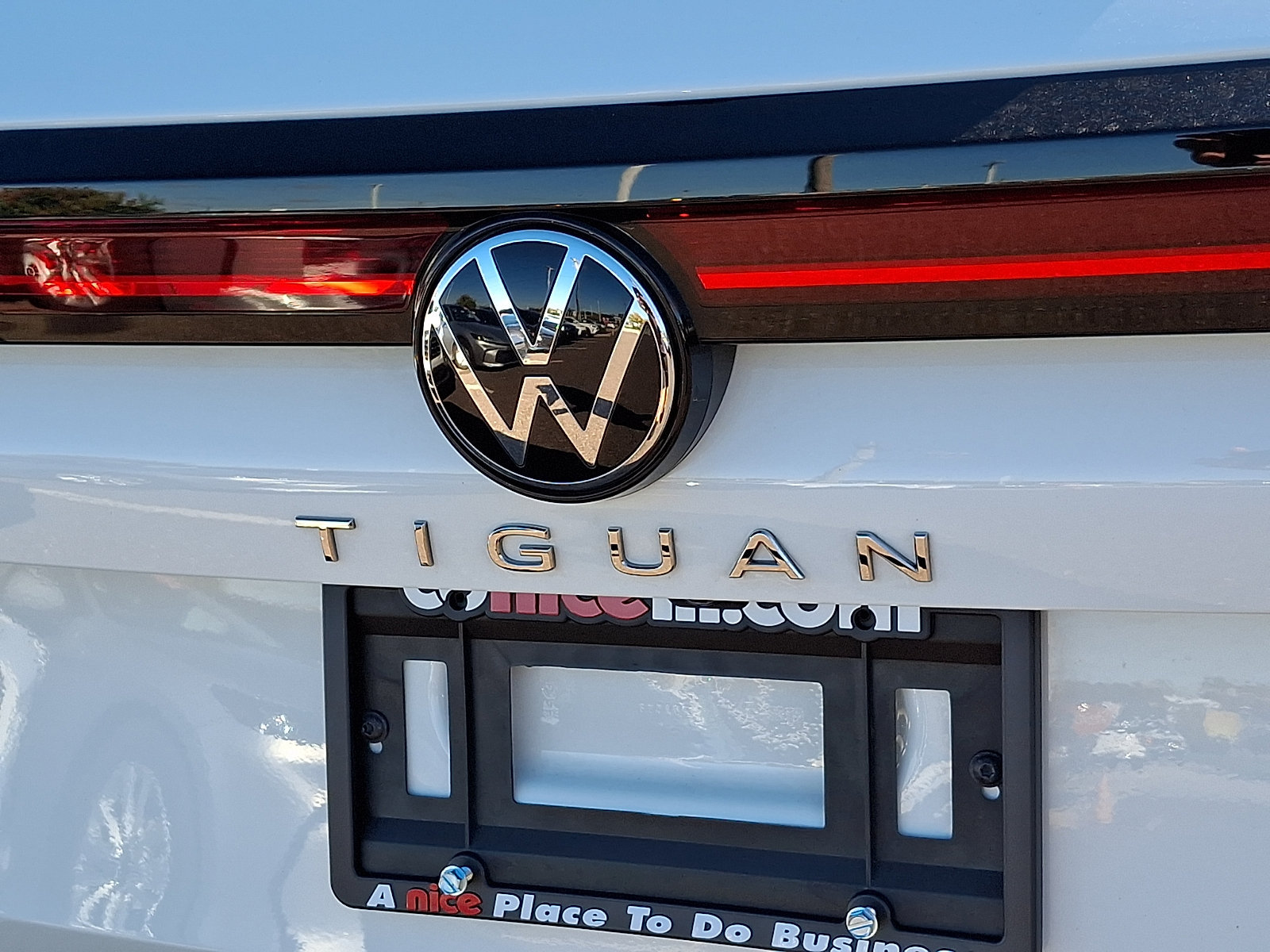 Used 2025 Volkswagen Tiguan SE AWD/4WD image 30