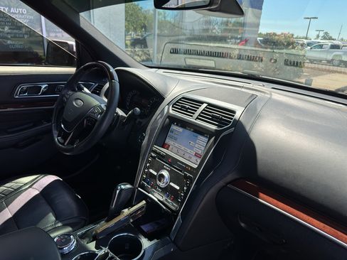 Used 2018 Ford Explorer Platinum AWD/4WD image 11