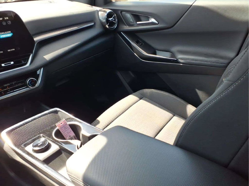 Used 2026 Chevrolet Equinox LT FWD image 11