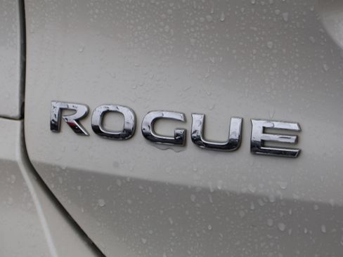 Used 2020 Nissan Rogue SV image 19