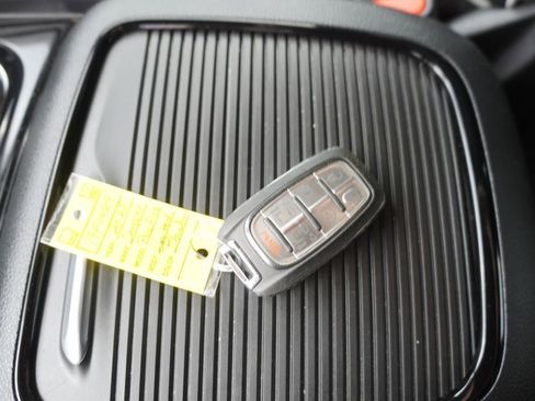 Used 2025 Chrysler Pacifica Limited FWD image 2