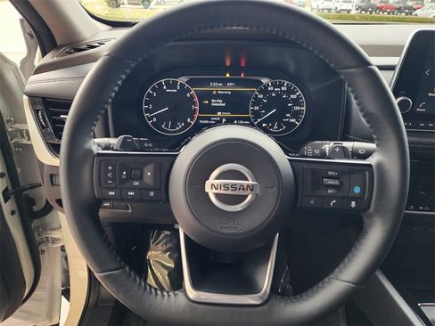 Used 2021 Nissan Rogue SV w/ Premium Package image 18