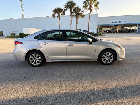 Used 2022 Toyota Corolla LE FWD image 4