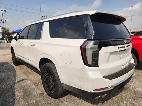 Used 2025 Chevrolet Suburban High Country image 4