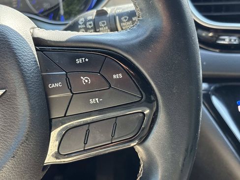 Used 2018 Chrysler Pacifica Touring-L w/ Premium Audio Group FWD image 18