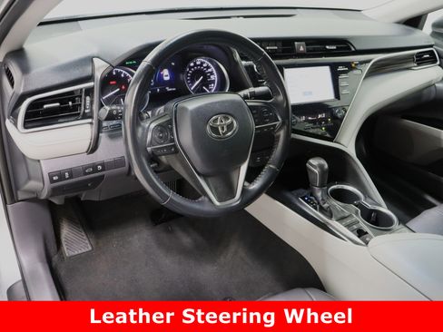Used 2018 Toyota Camry XLE image 13