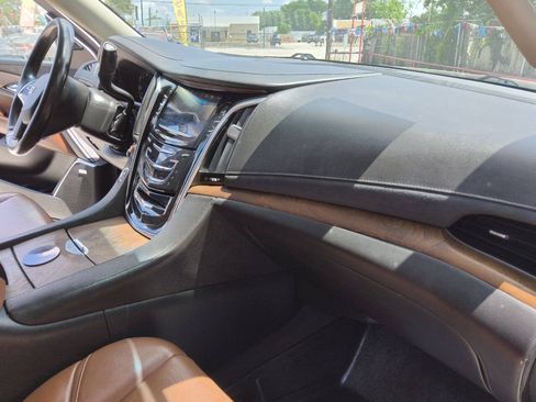 Used 2017 Cadillac Escalade ESV Premium Luxury RWD image 39