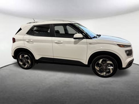 Used 2025 Hyundai Venue SEL image 6