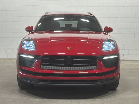 Certified 2025 Porsche Macan image 9