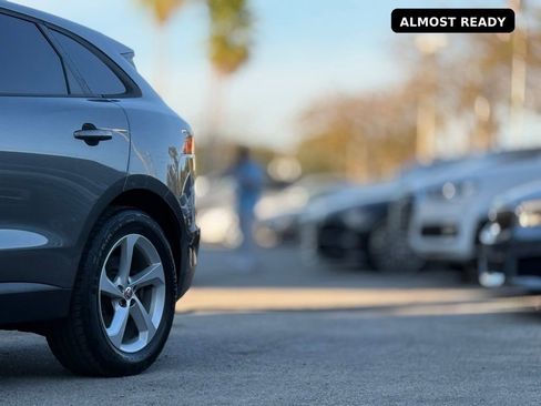 Used 2018 Jaguar F-PACE Premium image 2