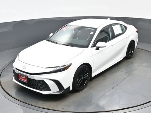 Used 2025 Toyota Camry SE image 35