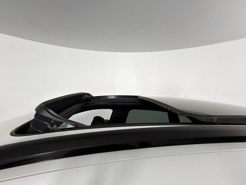 Certified 2018 Porsche Macan Sport Edition AWD/4WD image 22
