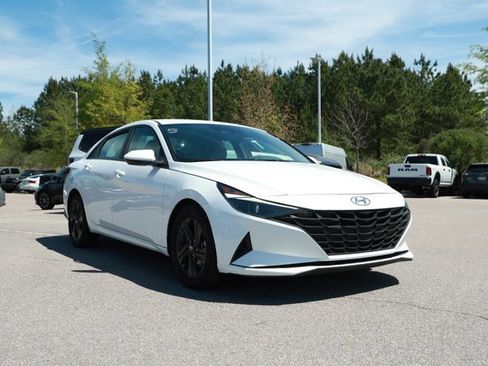 Used 2022 Hyundai Elantra SEL image 2