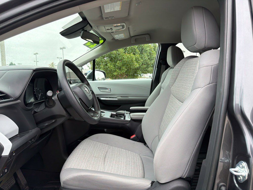 Used 2025 Toyota Sienna LE AWD/4WD image 10