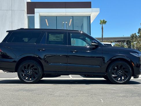 New 2026 Lincoln Navigator Reserve w/ Jet Appearance Package AWD/4WD image 2