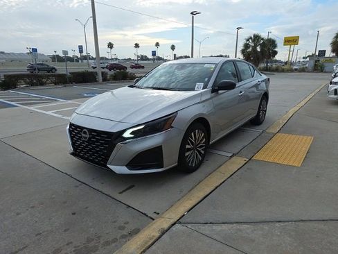 Used 2025 Nissan Altima 2.5 SV image 9