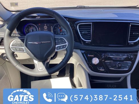 Used 2024 Chrysler Pacifica Limited FWD image 20