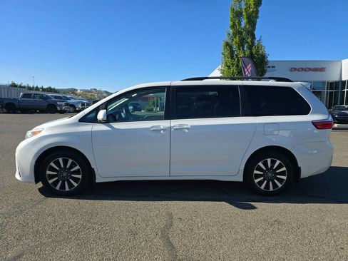 Used 2019 Toyota Sienna XLE w/ XLE Navigation Package AWD/4WD image 2