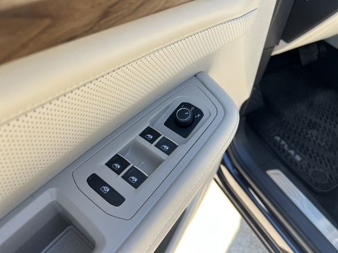 Used 2024 Volkswagen Atlas SE w/ Panoramic Sunroof Package image 14