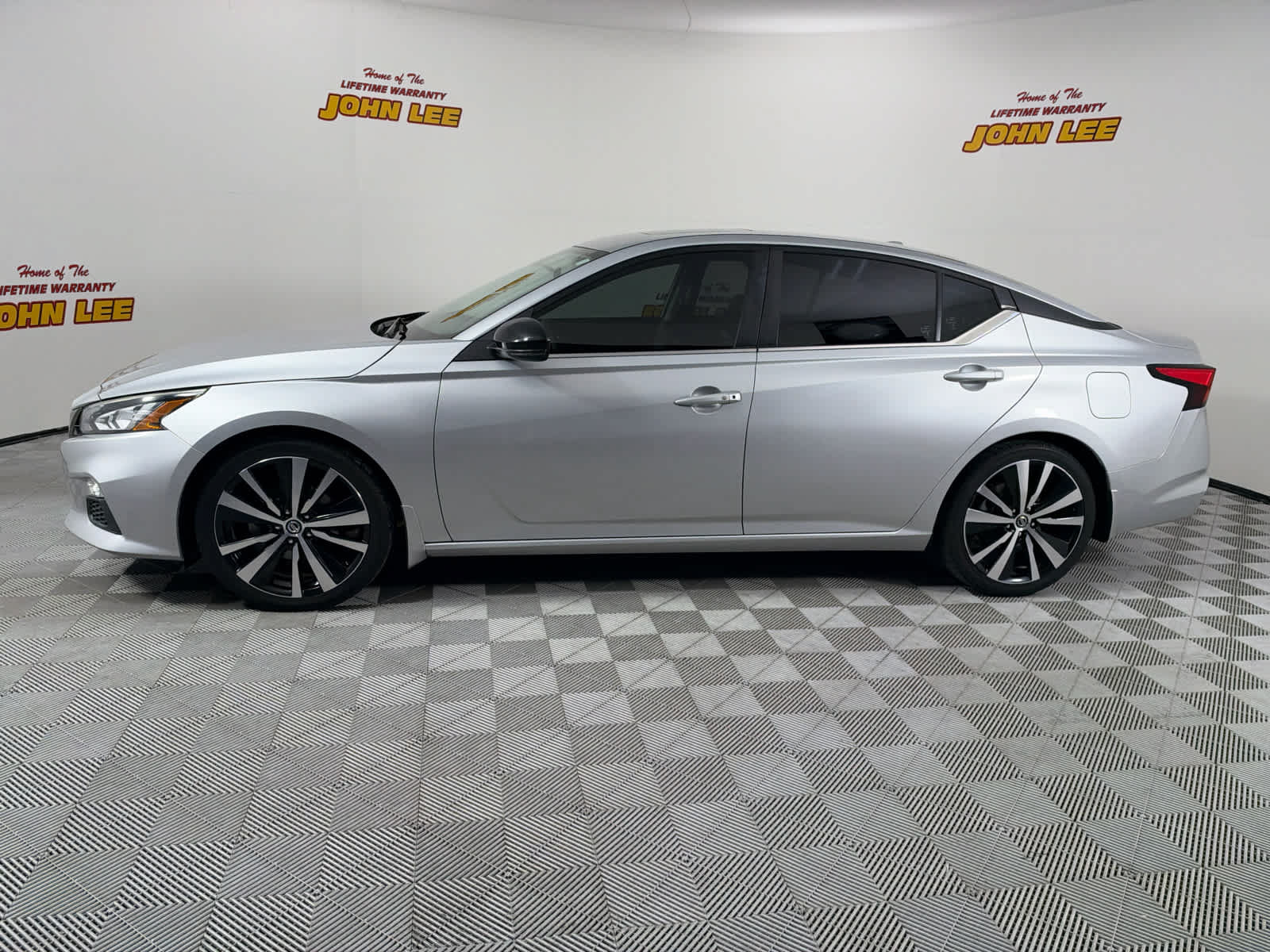 Used 2019 Nissan Altima 2.5 SR w/ SR Premium Package FWD image 2
