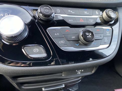 New 2026 Chrysler Pacifica Select image 12