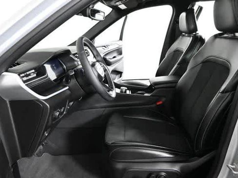 Used 2024 Jeep Grand Cherokee Altitude image 19