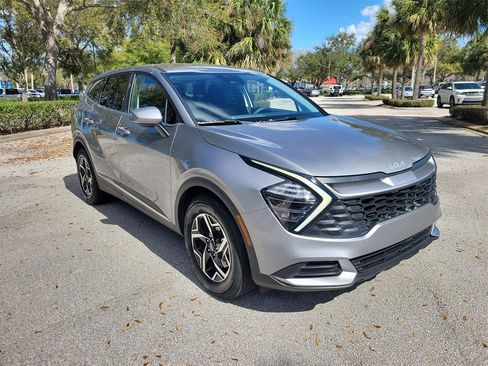 Used 2025 Kia Sportage LX image 2