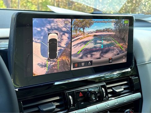 New 2026 Nissan Pathfinder SL image 9